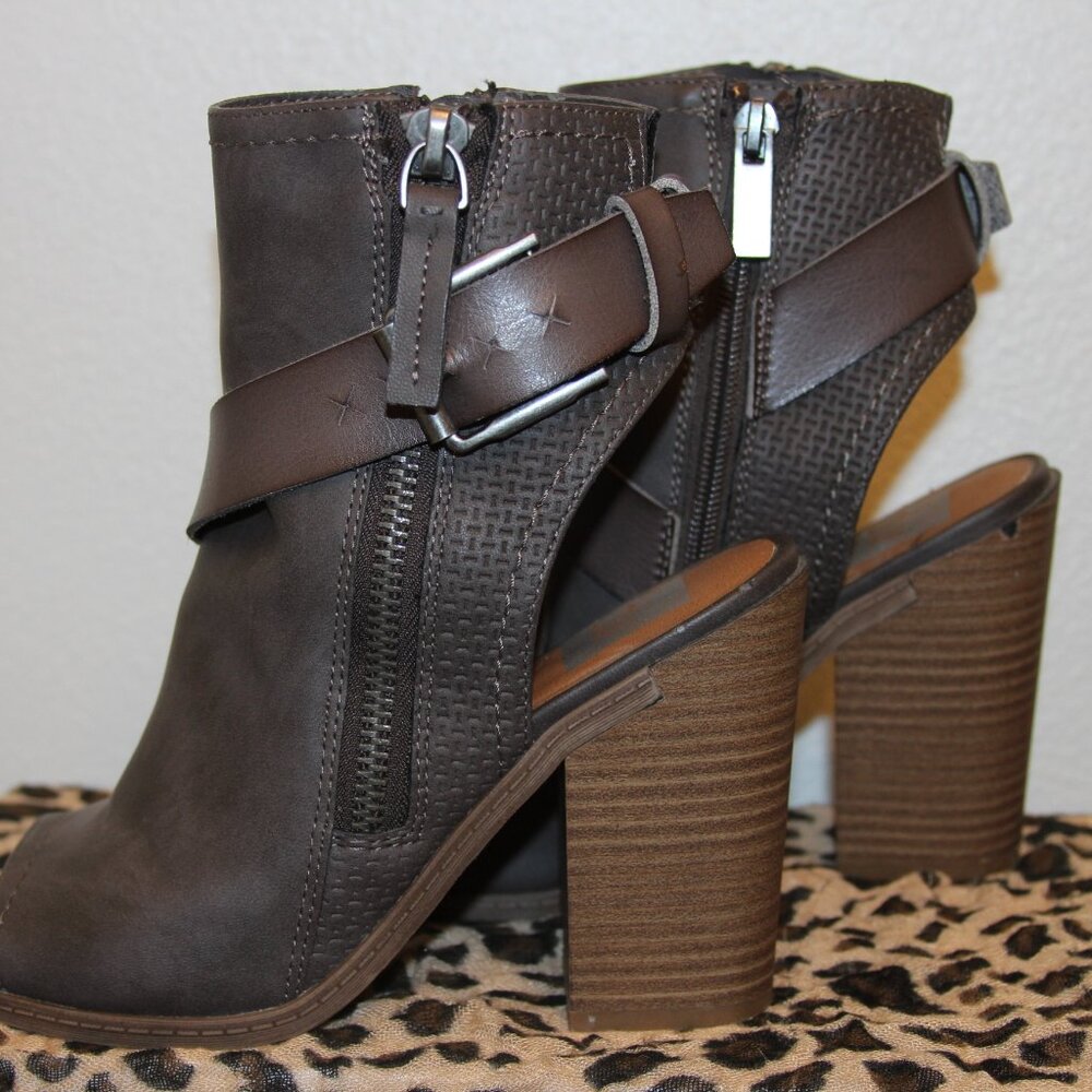 dv By Dolce Vita Peep Toe Heel, Size 6 - Picture 3 of 6